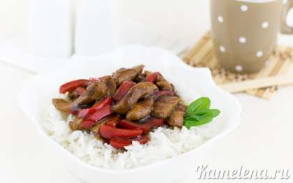Куриное филе по-китайски вкуснее всего подавать с отварным рисом.