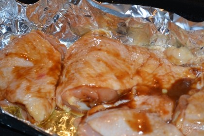 Выложите в форму мясо курцы. Разогрейте духовку до 200 градусов. Запекайте мясо в духовке до готовности. Готовность наступит через 40-50 минут. Отсутствие меда в соусе не позволяет коже курицы гореть.