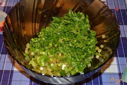 Всю зелень: петрушку, лук, укроп и что еще сочтете нужным нарезать мелко и добавить в салатник