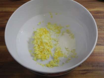 Лимон вымыть и натереть кожуру лимона в глубокую миску.Добавить к тертой кожуре лимона ванильный сахар и соль