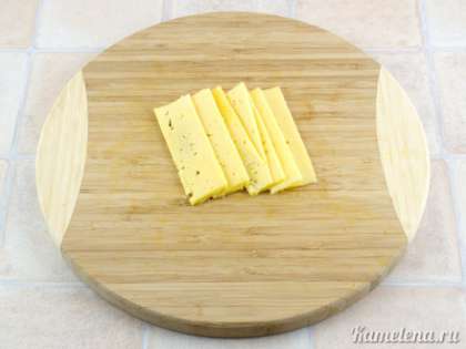 Сыр порезать пластинками (по количеству кусочков филе).