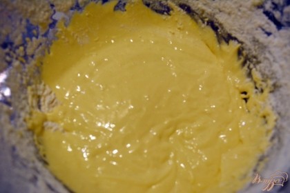 Подготовим тесто. Берем 4 яйца. Отделите белки от желтков. Белки убрать в холод. Желтки взбить с 3 ст. ложками сахара. Теперь добавьте к желткам просеянную муку. Замесите тесто без комочков.
