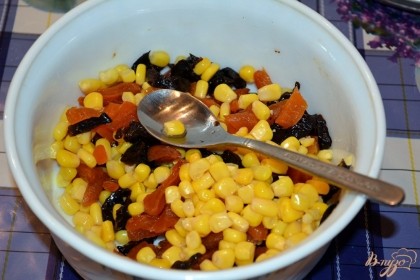 Смешайте сухофрукты, кукурузу. Кукурузу можно заменить на консервированный горошек (при желании, если вы кукурузу не любите), но с кукурузой вкуснее. Она имеет такую же сладость как и сухофрукты.