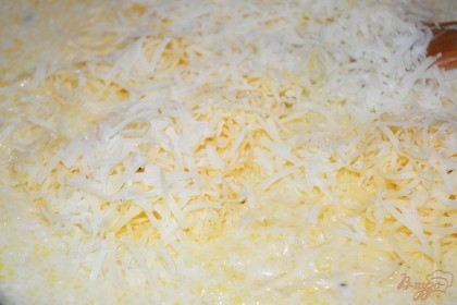 Помешивая, доведите кашу до готовности. Завершаюшим этапом нужно добавить в кашу твердый сыр и сливочное масло. Итак, Пармезан, любой твердый сыр типа Голландского и сыр Гауда натрите на мелкой терке. Добавьте его в кашу, при этом быстро нужно орудовать ложкой, размешивая сыр в каше. Если этого не сделать сыр упадет на дно сковороды и прикипит к ней.