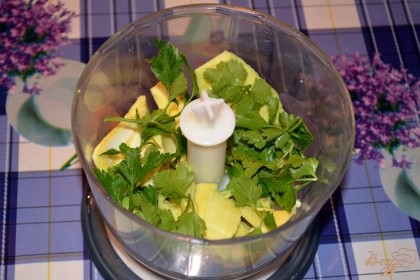 Взбейте авокадо до мелкого состояния. Добавьте только листочки зелени (петрушка, укроп, кинза). Снова перебейте.