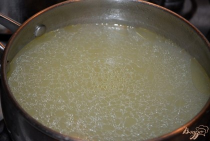 Отдельно отварите куриные яйца. Время варки 8-10 минут после закипания. Остудить под холодной водой и очистить. Вот покажу вам наш бульон после фильтрации.