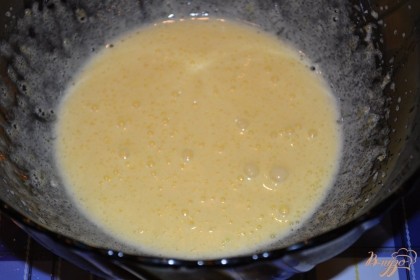 Возьмите три яйца. Аккуратно отделите белки от желтков. Желтки взбить с 3 ст. ложками сахара. Просейте в желтковую массу стакан мук и снова смешайте все. Масса получится плотной и густой. Отставьте.
