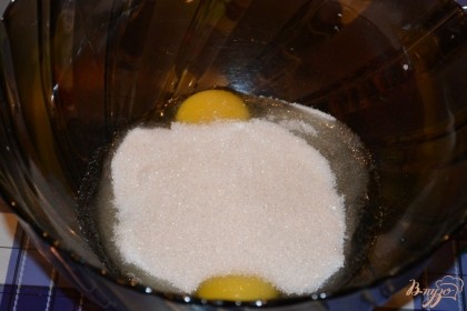 Яйца взбейте с сахаром до пышности пены. Яичную смесь введите в мучную. Смешайте, взбив венчиками до однородности.