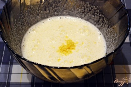 С 1 лимона снимите желтую цедру, не зацепив белый горький слой. Цедру добавьте в тесто. Снова взбить.