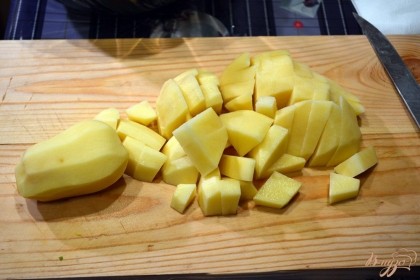 Картофель вымыть, очистить, нарезать средним кубиком.