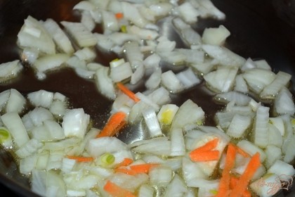 На сковороде с растительным маслом обжарьте лук. Когда лук станет прозрачным, добавьте морковь. Когда морковь размягчиться- добавьте оставшуюся свеклу. Влейте стакан воды и дайте утушиться овощам.