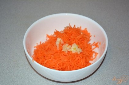 К моркови добавьте чеснок, соль и перец. Заправьте морковь по вкусу майонезом.