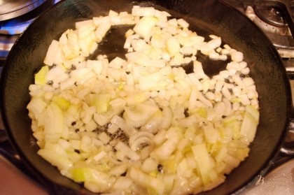 Обжарить лук на растительном масле до готовности.