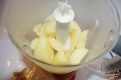 Готовую картошку снять с огня. Слить воду. В чашу блендера закладываем картофель.