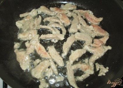 Мясо нарезаем на тонкие полосочки, выкладываем на сковороду с растительным маслом