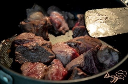 Обжарить куски телятины на горячей сковороде с тяжелым дном или в жаровне с оливковым  маслом со всех сторон 5-8 мин.