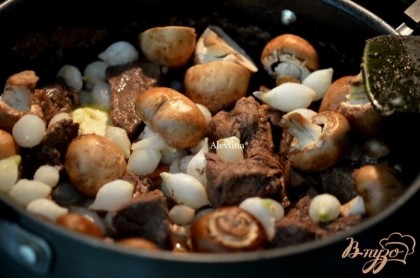 Приготовим грибы, помоем, крупные порежем, добавим в  общее блюдо, затем лук жемчужный,сливочное масло. Как масло разойдется , перемешаем. Готовим примерно 15 мин.