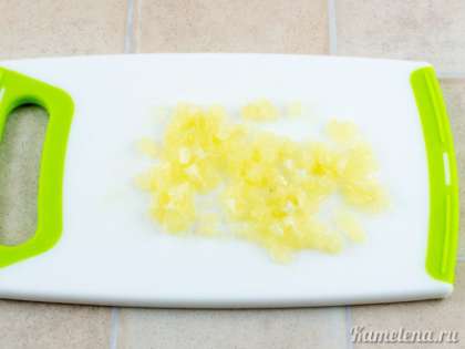 Половинку лимона также очистить от кожуры, мелко порезать.