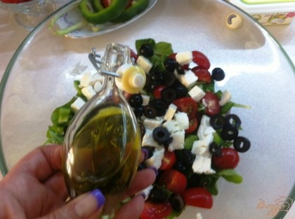 Добавляем сыр и оливки к салату, поливаем оливковым маслом со специями