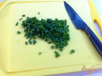 Нарезаем зеленый лук. Через 40 минут посыпаем зеленым луком и дальше запекаем до окончания.