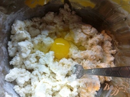 добавить сырое яйцо