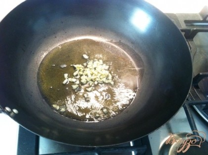 Обжариваем чеснок оду минуту в оливковом масле