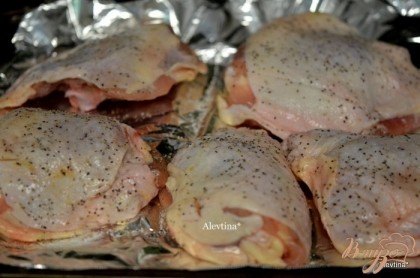 Куриные бедрышки посолить и поперчить. Выложить на противень с фольгой и готовить в духовке при тем-ре 200 гр  45 мин. или на гриле.