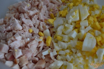 В салатник сложить куриное мясо и нарезанные 3 яйца ( сварить вкрутую)
