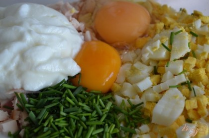 Выбить 2 сырых яйца, добавить йогурт и зеленый лук.