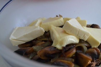 Добавить сыр и взбить ручным блендером до однородной массы.Соль и специи по вкусу.