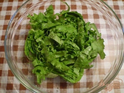 Не крупно порезать листья салата.