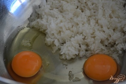 Отварной рис и яйца смешать вместе.