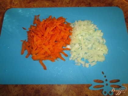 Нарежем лук и натрем морковь на терке.