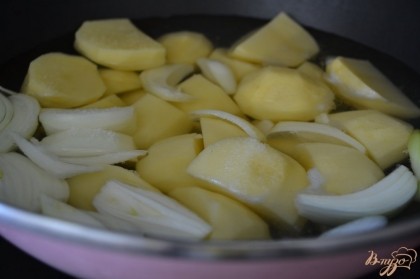 Отварить картофель и луковицу . Воду немного посолить.