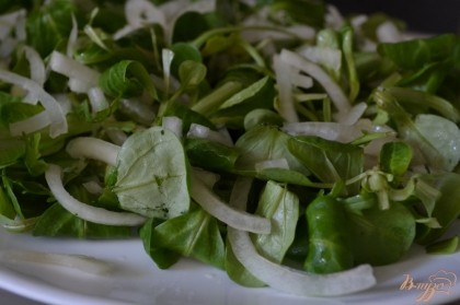 На большую, общую тарелку выложить салатные листья и полукольца маринованного лука.