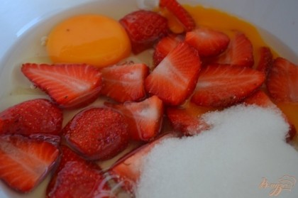 Яйца, сахар и клубнику взбить  ручным блендером.
