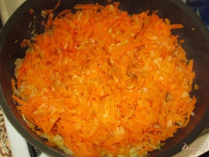 Морковь потереть на терке, а лук мелко порезать. Пережарить на растительном масле до прозрачности лука.