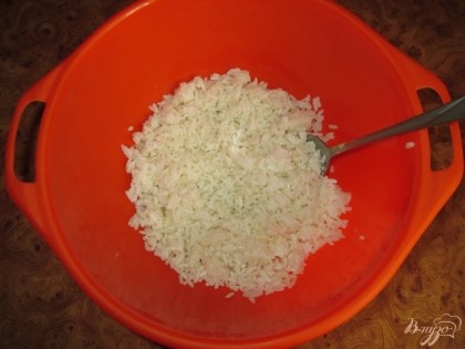 Отварить рис, промыть и охладить. Для салата нам достаточно 1,5 стакана отваренного риса.