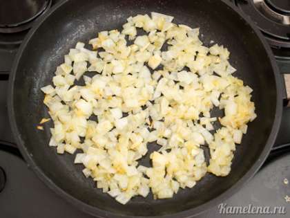 На сковороде разогреть  сливочное масло, выложить лук, жарить примерно 5 минут до мягкости.