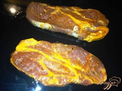 Втираем горчицу в мясо и маринуем около 30 минут