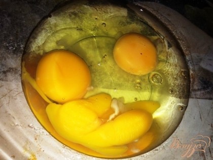Перемешиваем яйца для панировки
