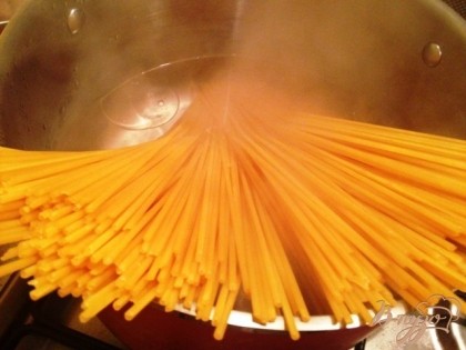 Ставим варить спагетти альденье в подсоленной воде.