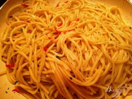 Сливаем спагетти и добавляем в сковороду к оливковому соусу