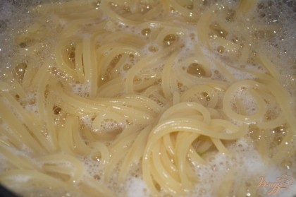 Готовые спагетти отбросить на сито и дать стечь воде. Не промывать.
