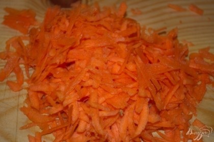 Морковь одну большую очистить. Натереть на крупной терке.