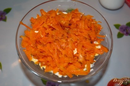 Обжаренную морковку выложите следующим слоем. Смажьте майонезом.