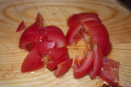 Помидоры вымыть. Удалить место крепления плодоножки. Сам помидор нарезать на средние кусочки. Слишком не мельчите. Помидоры сочные и обычно сразу дают много сока.