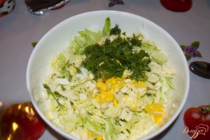 Зелень измельчить меленько. Я предпочитаю укроп. Измельченную зелень добавить в миску к капусте и яйцам.