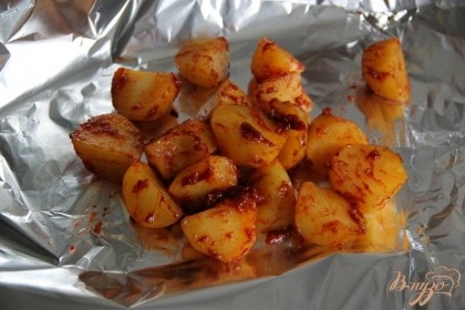 Картофель вымешать в соусе (в большой миске) и выложить на фольгу (несколько слоёв)