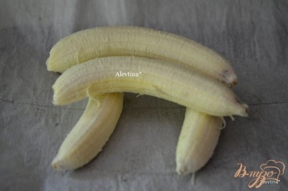 Очистить бананы от кожуры, каждый банан разрезать на пополам.